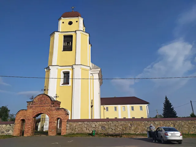 Колокольня костёла святого Андрея в Кривичах и кирпичная ограда-брама.
